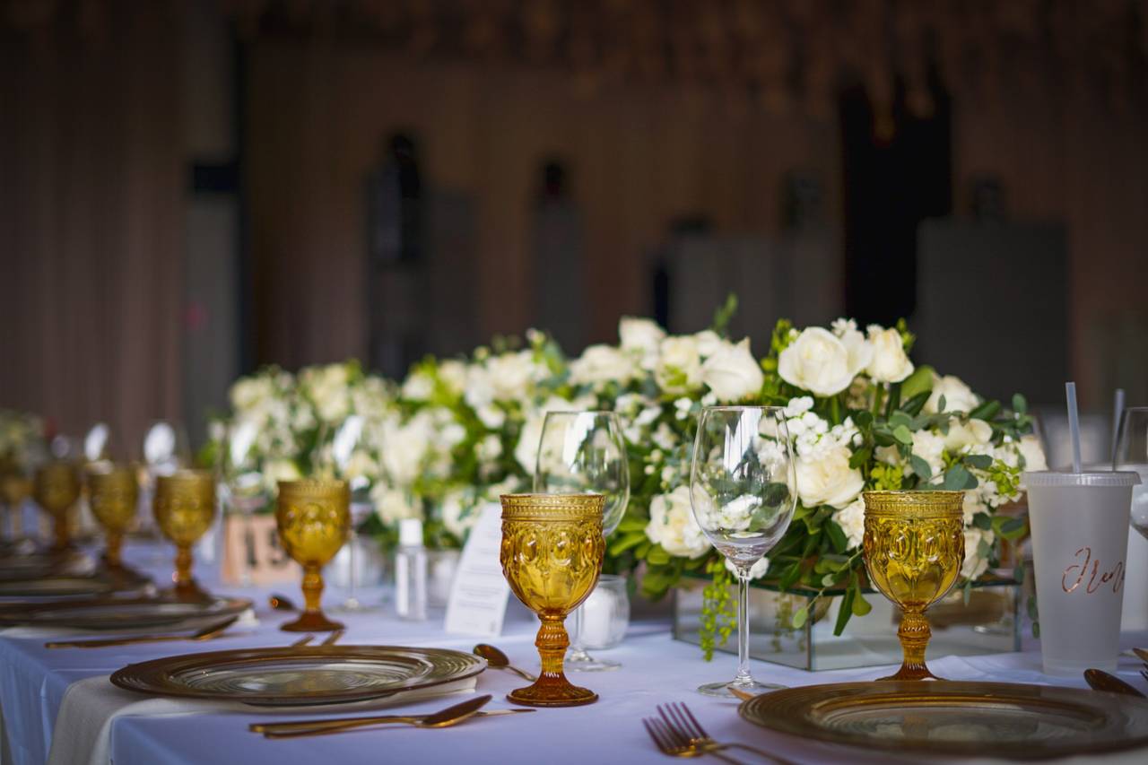 Detalle de vajilla y flores de un montaje en Casa Aura