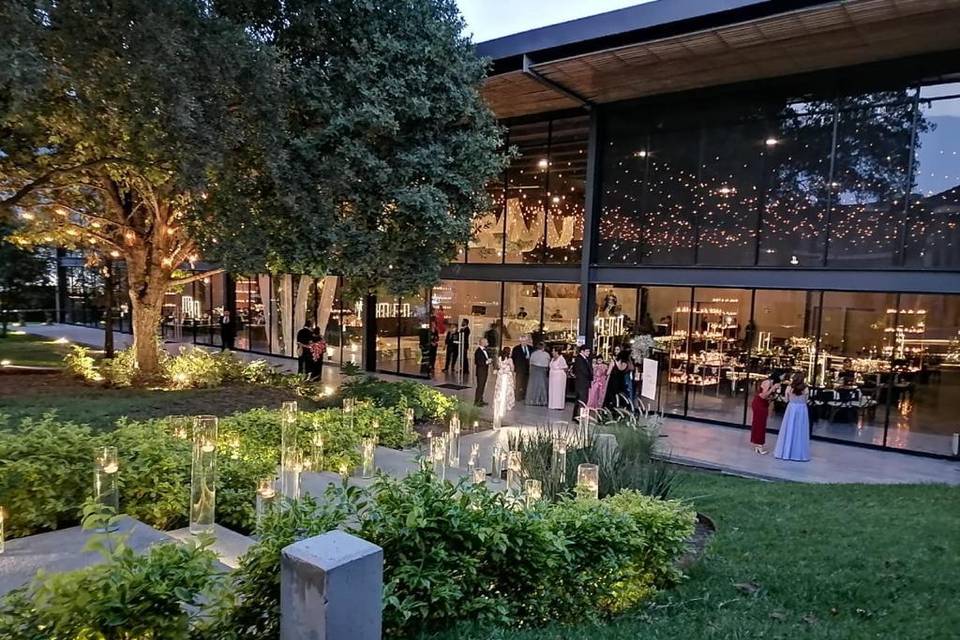Jardín de Casa Aura iluminado durante una celebración nocturna